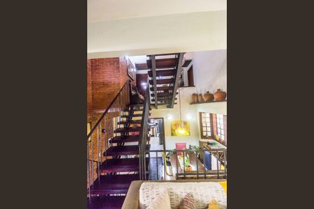 Casa de condomínio à venda com 353m², 4 quartos e 4 vagasEscada