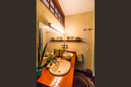 Casa de condomínio à venda com 353m², 4 quartos e 4 vagasBanheiro 2