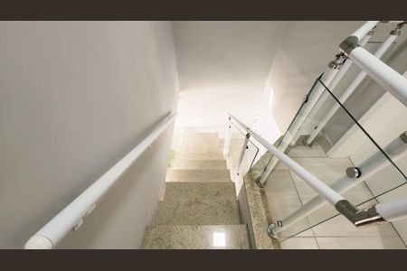 Casa de condomínio à venda com 145m², 3 quartos e 3 vagasEscada