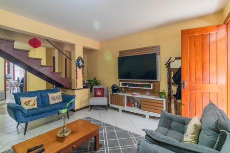 Casa à venda com 220m², 4 quartos e 2 vagas Casa à venda com 220m², 4 quartos e 2 vagasSala