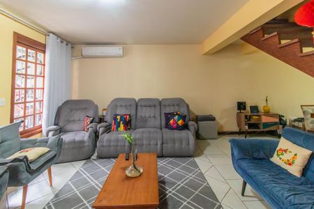 Casa à venda com 220m², 4 quartos e 2 vagas Casa à venda com 220m², 4 quartos e 2 vagasSala