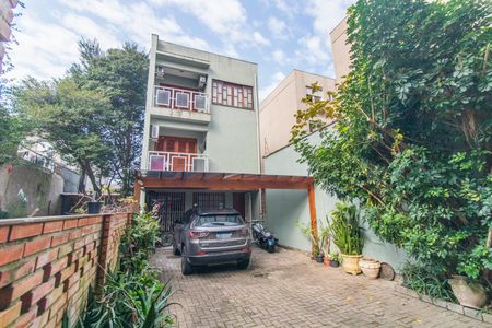 Casa à venda com 220m², 4 quartos e 2 vagas Casa à venda com 220m², 4 quartos e 2 vagasFachada