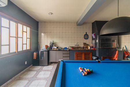 Casa à venda com 220m², 4 quartos e 2 vagas Casa à venda com 220m², 4 quartos e 2 vagasChurrasqueira