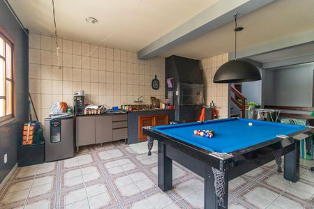 Casa à venda com 220m², 4 quartos e 2 vagas Casa à venda com 220m², 4 quartos e 2 vagasChurrasqueira