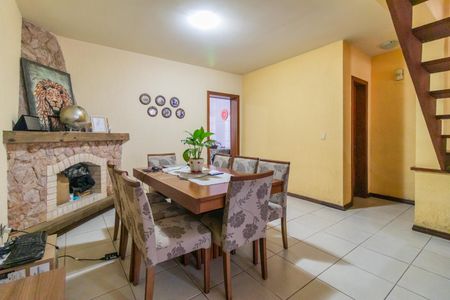 Casa à venda com 220m², 4 quartos e 2 vagas Casa à venda com 220m², 4 quartos e 2 vagasSala