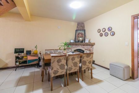 Casa à venda com 220m², 4 quartos e 2 vagas Casa à venda com 220m², 4 quartos e 2 vagasSala