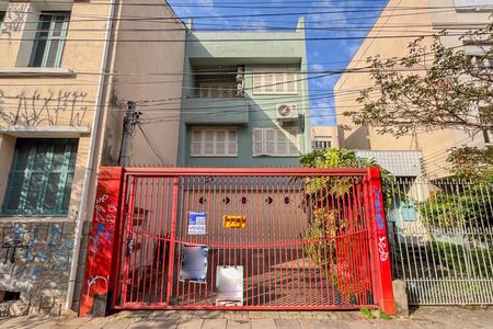 Casa à venda com 220m², 4 quartos e 2 vagas Casa à venda com 220m², 4 quartos e 2 vagasFachada