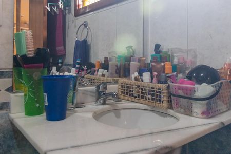 Casa à venda com 220m², 4 quartos e 2 vagas Casa à venda com 220m², 4 quartos e 2 vagasBanheiro /Suite 1