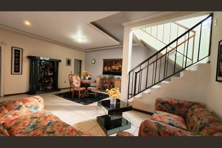 Casa à venda com 420m², 3 quartos e 4 vagas Casa à venda com 420m², 3 quartos e 4 vagasSala