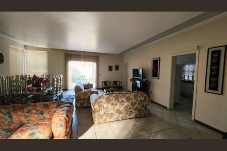 Casa à venda com 420m², 3 quartos e 4 vagas Casa à venda com 420m², 3 quartos e 4 vagasSala