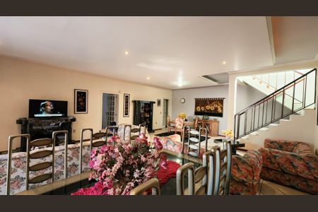 Casa à venda com 420m², 3 quartos e 4 vagas Casa à venda com 420m², 3 quartos e 4 vagasSala