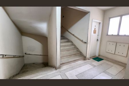 Apartamento para alugar com 52m², 1 quarto e 1 vaga Apartamento para alugar com 52m², 1 quarto e 1 vagaEscada