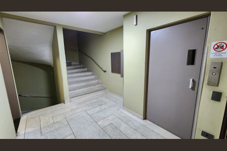 Apartamento para alugar com 52m², 1 quarto e 1 vaga Apartamento para alugar com 52m², 1 quarto e 1 vagaEscada