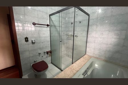 Casa à venda com 329m², 4 quartos e 6 vagas Casa à venda com 329m², 4 quartos e 6 vagasBanheiro da Suíte 1