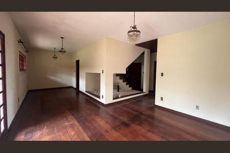 Casa à venda com 329m², 4 quartos e 6 vagas Casa à venda com 329m², 4 quartos e 6 vagasSala