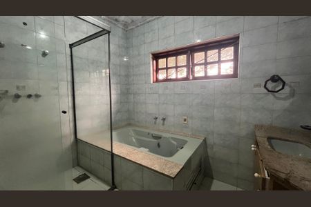 Casa à venda com 329m², 4 quartos e 6 vagas Casa à venda com 329m², 4 quartos e 6 vagasBanheiro da Suíte 1