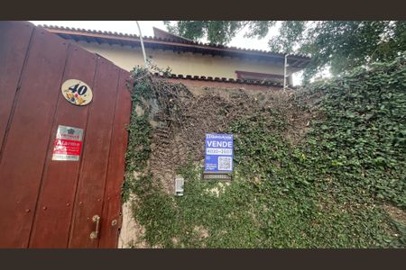 Casa à venda com 329m², 4 quartos e 6 vagas Casa à venda com 329m², 4 quartos e 6 vagasFachada