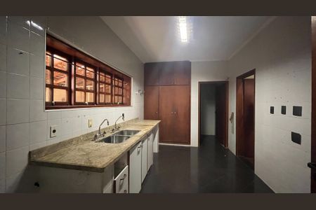 Casa à venda com 329m², 4 quartos e 6 vagas Casa à venda com 329m², 4 quartos e 6 vagasCozinha