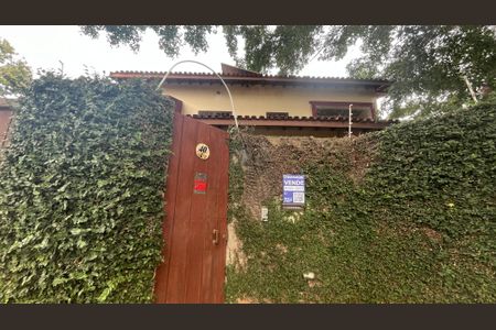 Casa à venda com 329m², 4 quartos e 6 vagas Casa à venda com 329m², 4 quartos e 6 vagasPlaca