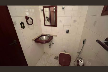 Casa à venda com 329m², 4 quartos e 6 vagas Casa à venda com 329m², 4 quartos e 6 vagasBanheiro