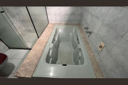 Casa à venda com 329m², 4 quartos e 6 vagas Casa à venda com 329m², 4 quartos e 6 vagasBanheiro da Suíte 1