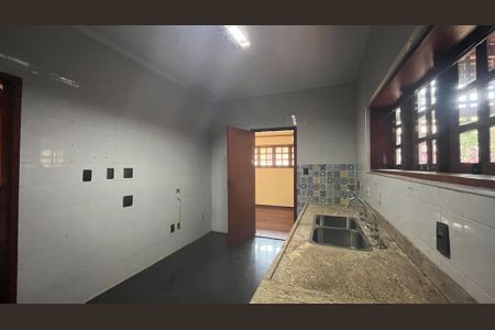 Casa à venda com 329m², 4 quartos e 6 vagas Casa à venda com 329m², 4 quartos e 6 vagasCozinha