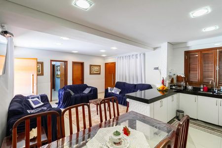 Casa à venda com 924m², 5 quartos e 8 vagasSala/Cozinha