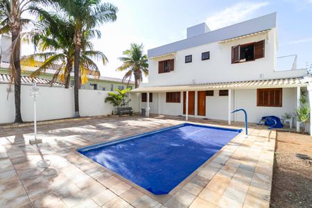 Casa à venda com 924m², 5 quartos e 8 vagasFachada