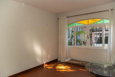 Casa à venda com 130m², 4 quartos e 2 vagasSala