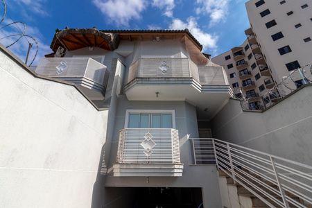 Casa à venda com 260m², 3 quartos e 5 vagas Casa à venda com 260m², 3 quartos e 5 vagasFachada