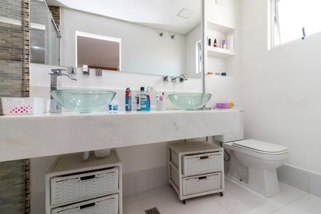 Casa à venda com 260m², 3 quartos e 5 vagas Casa à venda com 260m², 3 quartos e 5 vagasBanheiro da Suíte 1