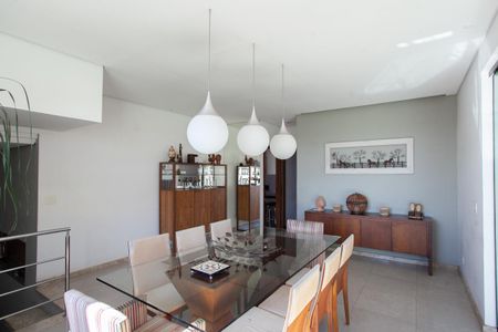 Casa à venda com 303m², 4 quartos e 6 vagasSala 2