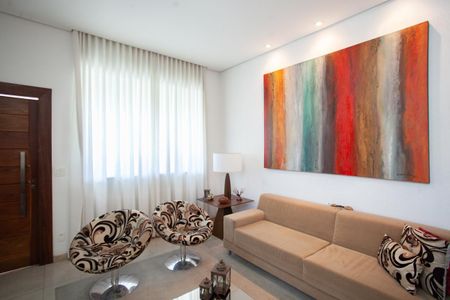 Casa à venda com 303m², 4 quartos e 6 vagasSala 1