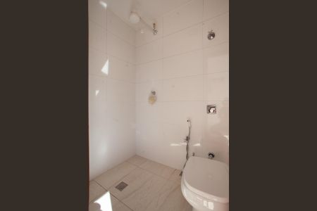 Casa à venda com 303m², 4 quartos e 6 vagasBanheiro 2