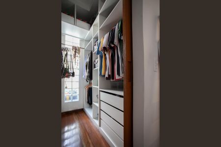 Casa à venda com 303m², 4 quartos e 6 vagasCloset da suíte