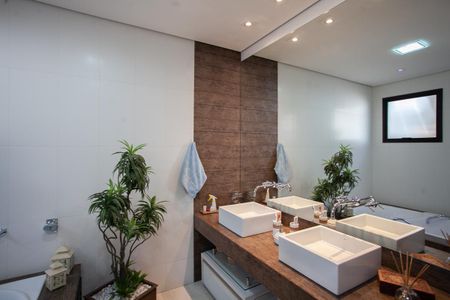 Casa à venda com 303m², 4 quartos e 6 vagasBanheiro da Suíte