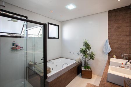 Casa à venda com 303m², 4 quartos e 6 vagasBanheiro da Suíte