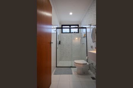 Casa à venda com 303m², 4 quartos e 6 vagasBanheiro 1