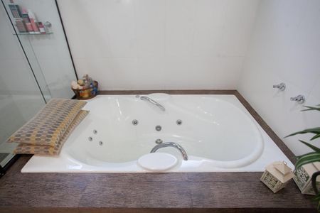 Casa à venda com 303m², 4 quartos e 6 vagasBanheiro da Suíte