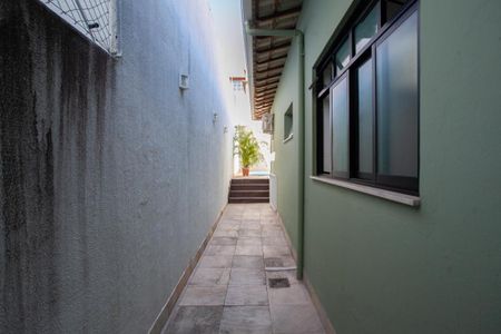 Casa à venda com 303m², 4 quartos e 6 vagasCorredor Lateral