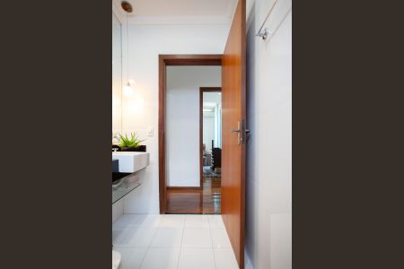 Casa à venda com 303m², 4 quartos e 6 vagasBanheiro 1