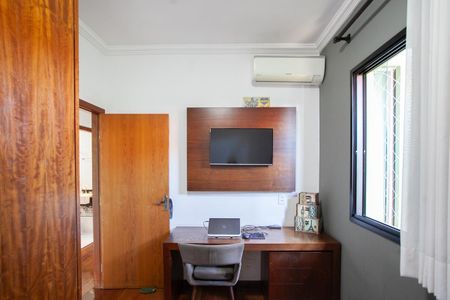 Casa à venda com 303m², 4 quartos e 6 vagasQuarto 2