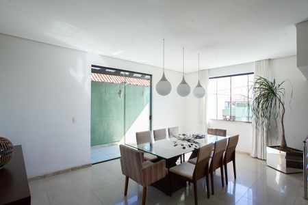 Casa à venda com 303m², 4 quartos e 6 vagasSala 2