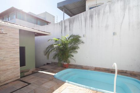 Casa à venda com 303m², 4 quartos e 6 vagasPiscina