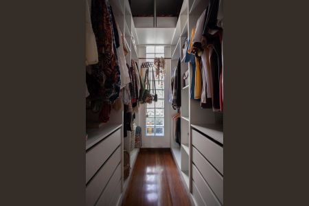Casa à venda com 303m², 4 quartos e 6 vagasCloset da suíte