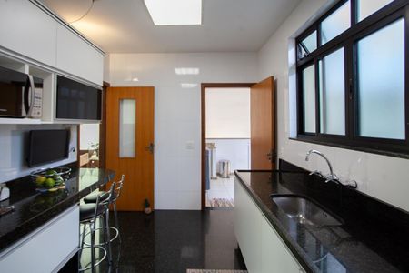 Casa à venda com 303m², 4 quartos e 6 vagasCozinha