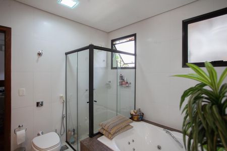 Casa à venda com 303m², 4 quartos e 6 vagasBanheiro da Suíte