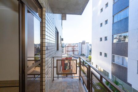 Apartamento à venda com 141m², 4 quartos e 2 vagasVaranda