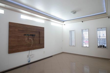 Casa à venda com 298m², 3 quartos e 2 vagas Casa à venda com 298m², 3 quartos e 2 vagasSala