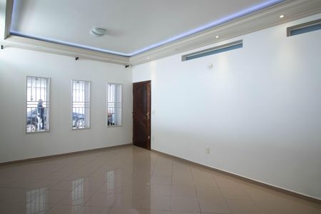 Casa à venda com 298m², 3 quartos e 2 vagas Casa à venda com 298m², 3 quartos e 2 vagasSala